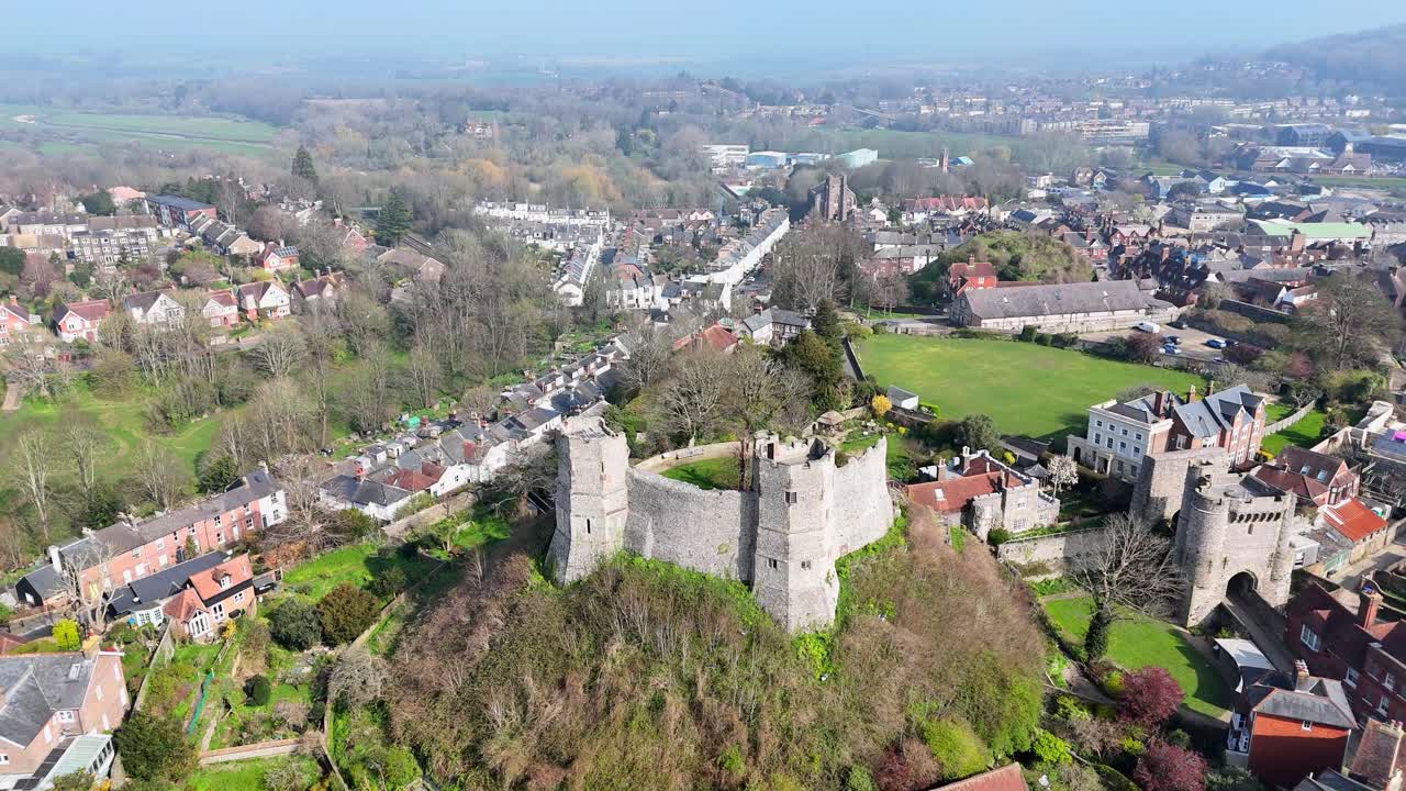 Panoramica aerea con drone del Castello di Lewes, Sussex, Inghilterra, con la città storica sottostante. Il fluido movimento cinematografico rivela architettura medievale, tetti e strade in filmati ad alta risoluzione.