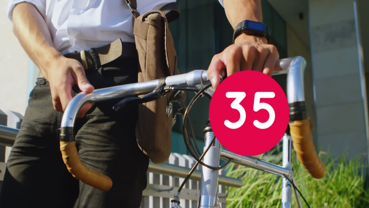 Animazione di numeri che scorrono su un uomo che cammina con la bicicletta