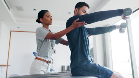 physiotherapeut, hilfe und hanteln für den mann