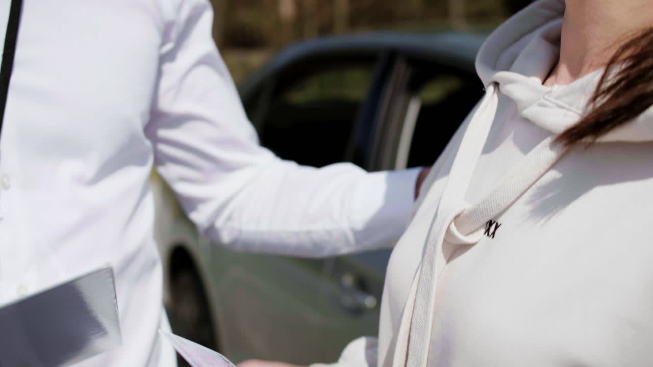 mujer recibiendo licencia de conducir