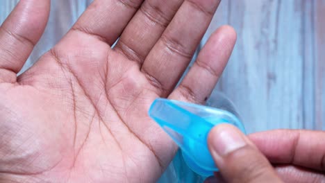 aplicación de desinfectante para las manos