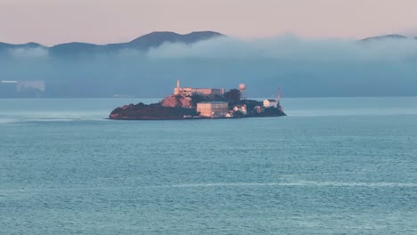 tema vista aérea de la isla de alcatraz en la bahía de san francisco, estados unidos al amanecer