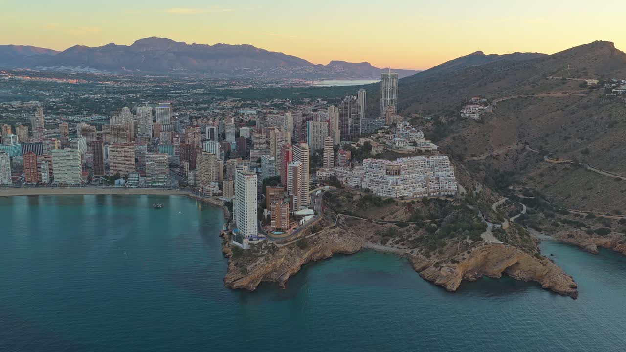 Gün batımında Benidorm şehir manzarası ve sahil şeridinin kuş bakışı görüntüsü