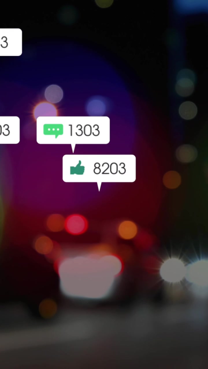 Animazione di più barre di notifica su veicoli sfocati che si muovono per strada in città
