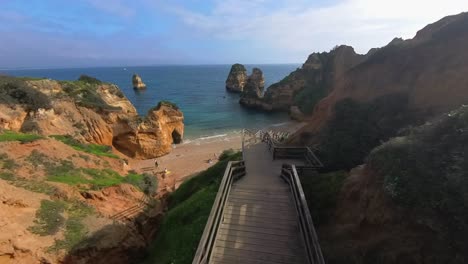 La-Impresionante-Belleza-De-Las-Playas,-Los-Acantilados,-Las-Olas-Y-El-Mar-En-La-Región-De-Lagos-De-Portugal,-Particularmente-En-El-área-De-Ponta-Da-Piedade,-Es-Realmente-Impresionante