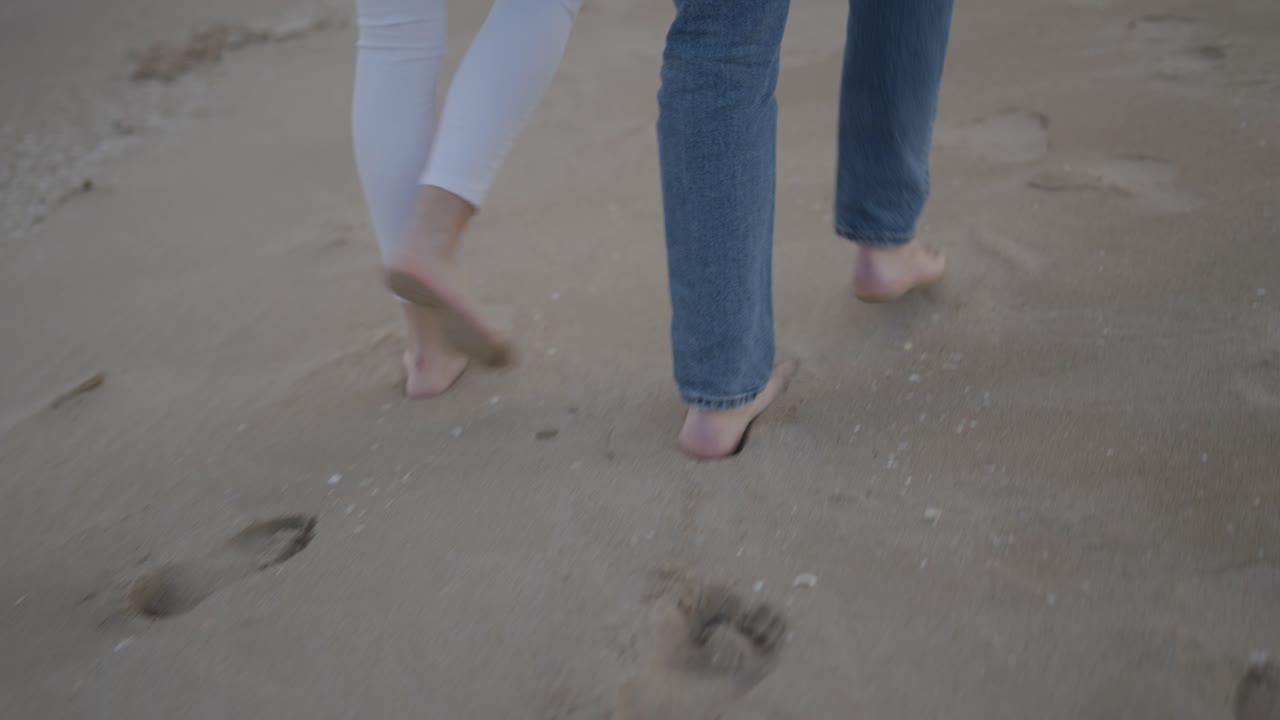 해변에서 산책하는 커플