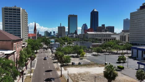 Toma-Aérea-Acercándose-Al-Centro-De-Jacksonville-Durante-Un-Día-Soleado-Con-Cielo-Azul