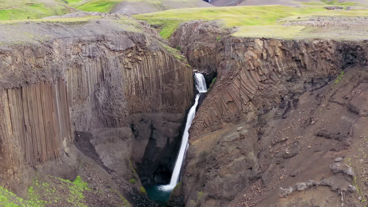 una cascada revelada en islandia