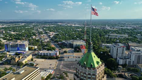 Visible-from-afar,-beacon-of-patriotic-pride-amidst-the-urban-landscape