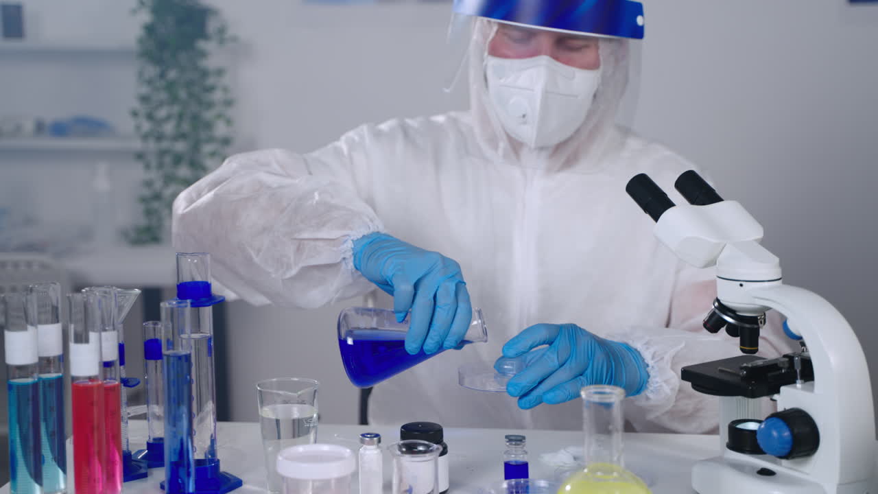 científico que lleva a cabo experimentos en un laboratorio