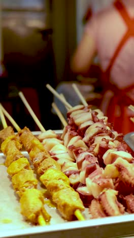 salchichas y carne a la parrilla expuestas en un puesto