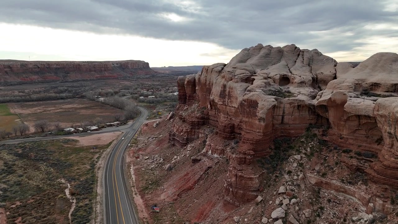 Dronebilde av riksvei og sandsteinsformasjoner ved Bluff, Utah, USA.