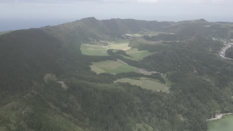 sete cidades, portugal, con vegetación exuberante y un lago sereno, vista aérea
