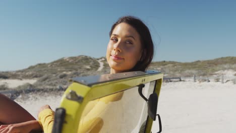 Glückliche-Kaukasische-Frau,-Die-Auf-Einem-Strandbuggy-Am-Meer-Liegt