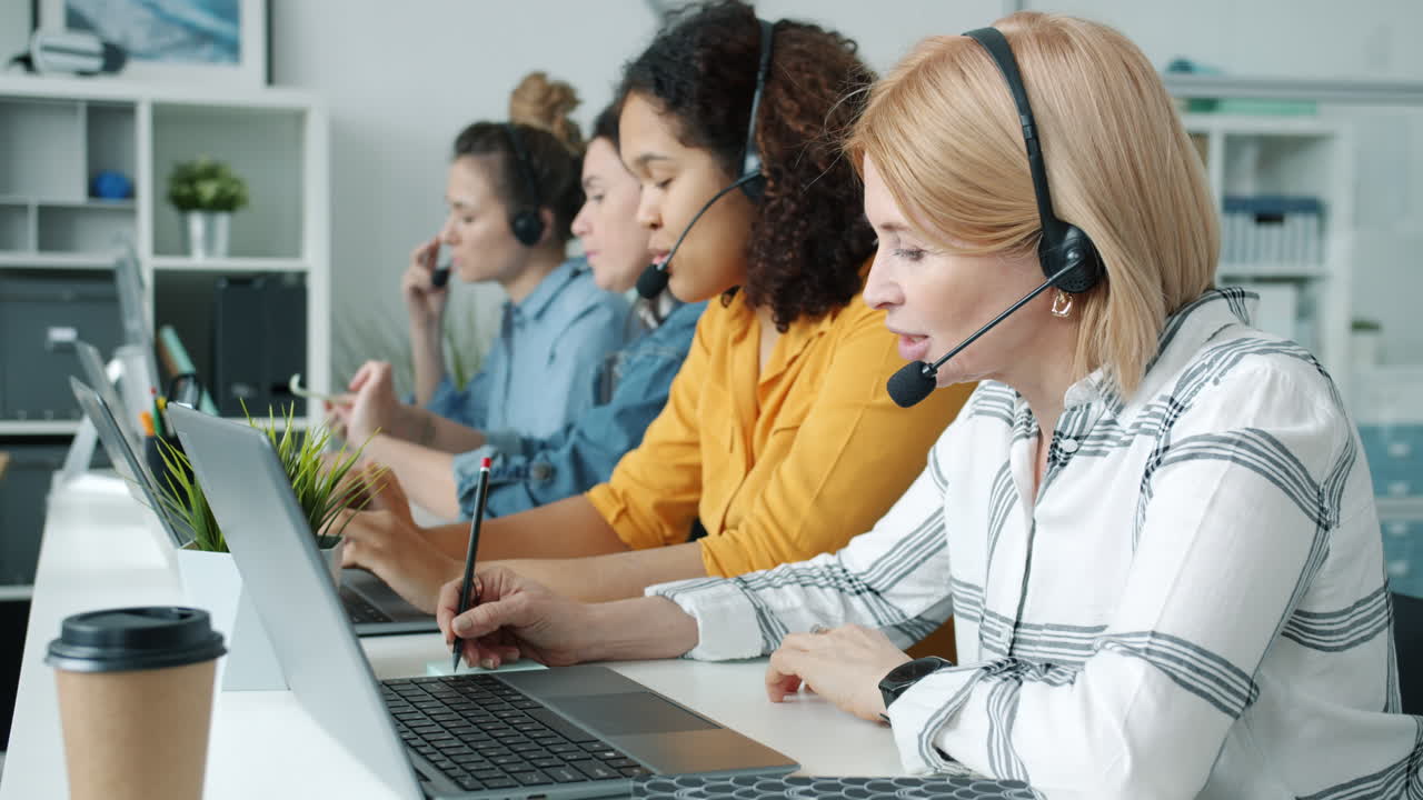 사무실에서 일하는 고객 서비스 팀