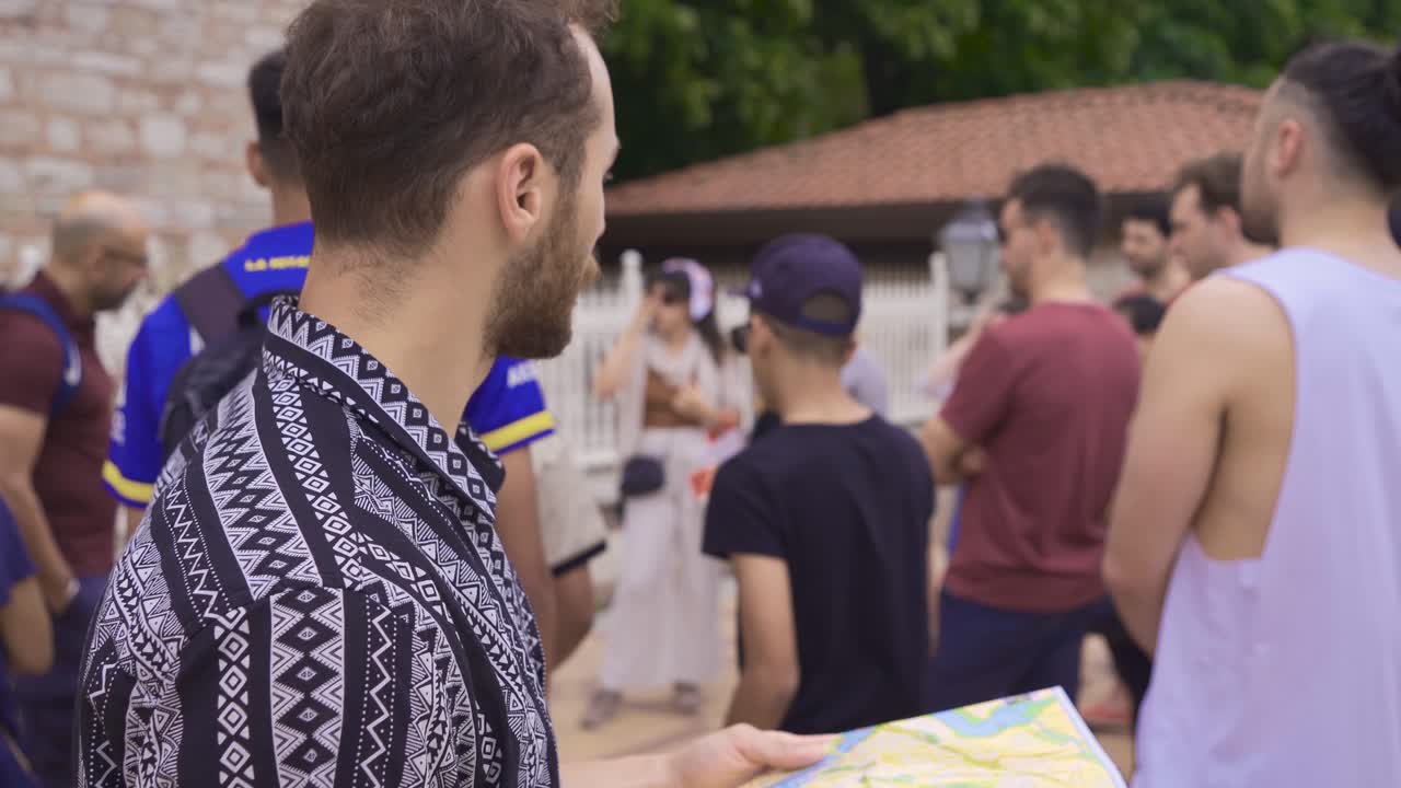 joven turista escuchando al guía turístico.