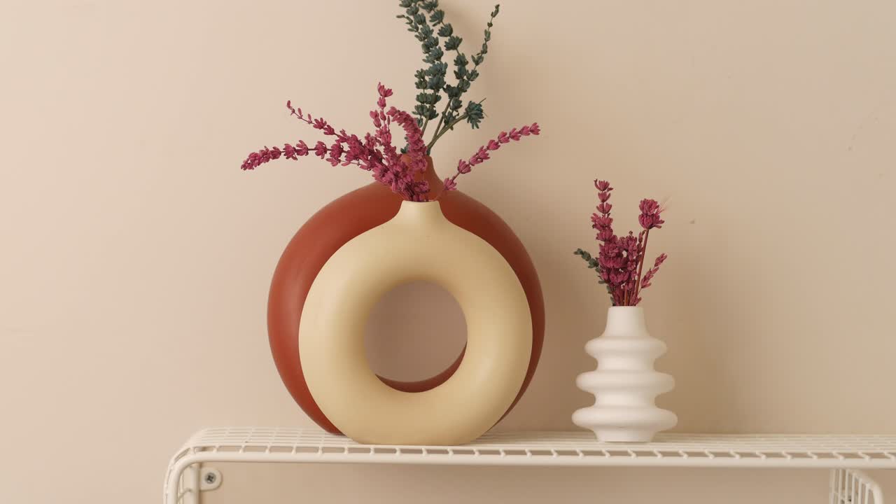 jarrones de cerámica modernos con flores secas