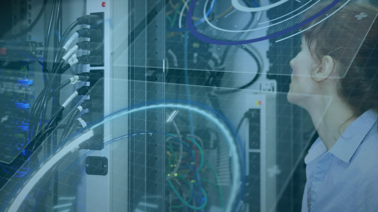 Animatie van bereiksscans over computerservers en een vrouw.