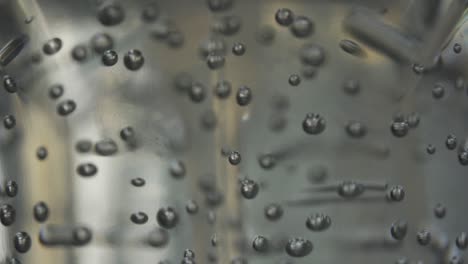 toma macro de burbujas dentro de una botella de desinfectante de manos, higiene contra la pandemia del coronavirus
