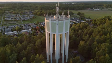 torre de agua en el atardecer en suecia