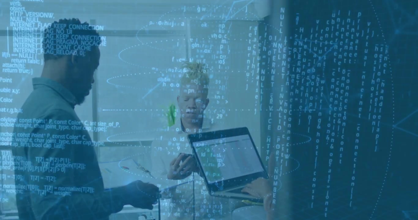 Et team på 3 samles omkring en bærbar computer efter en præsentation og gennemgår data under et stigende blåt overlay.