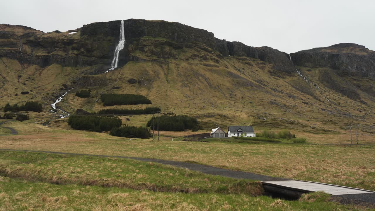 아이슬란드의 놀라운 폭포 bjarnarfoss의 패닝 뷰