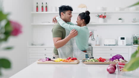 comida, amor y pareja bailando en la cocina