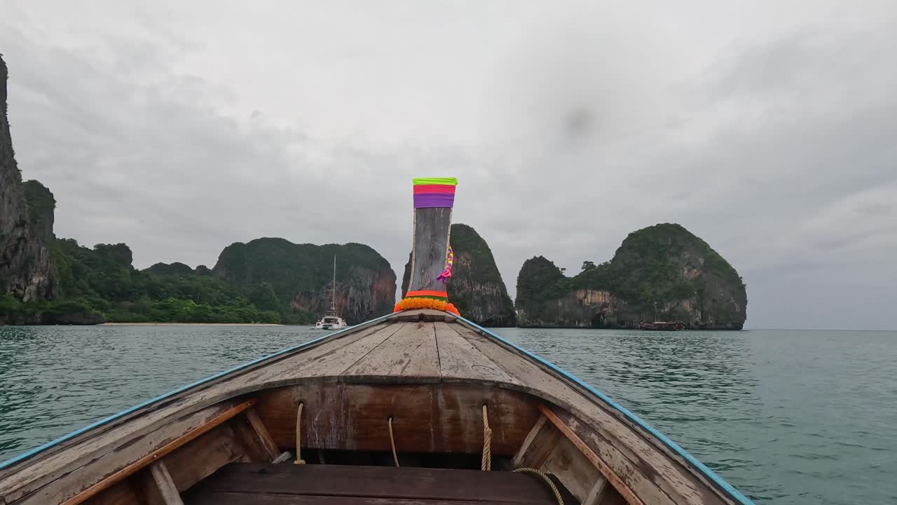 크라비의 해안 해역을 가로질러 경치 좋은 보트 타기