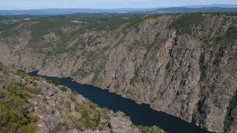 View-of-the-holy-river-bank-in-Lugo-Spain,-still-shot