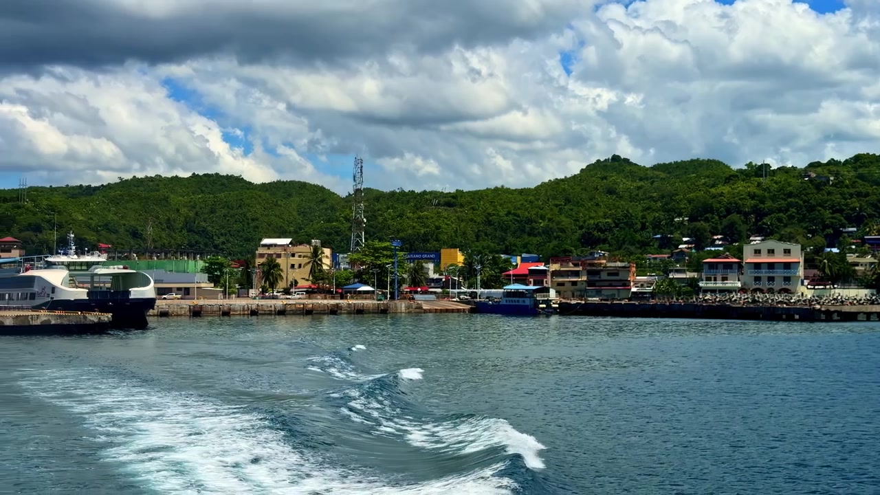 Các tòa nhà ven sông đầy màu sắc trên đảo Siargao, Catangnan, Philippines, bên mặt nước