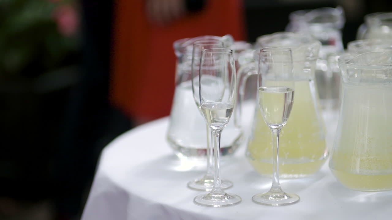 Forfriskende drinks og champagneglas på et hvidt bord