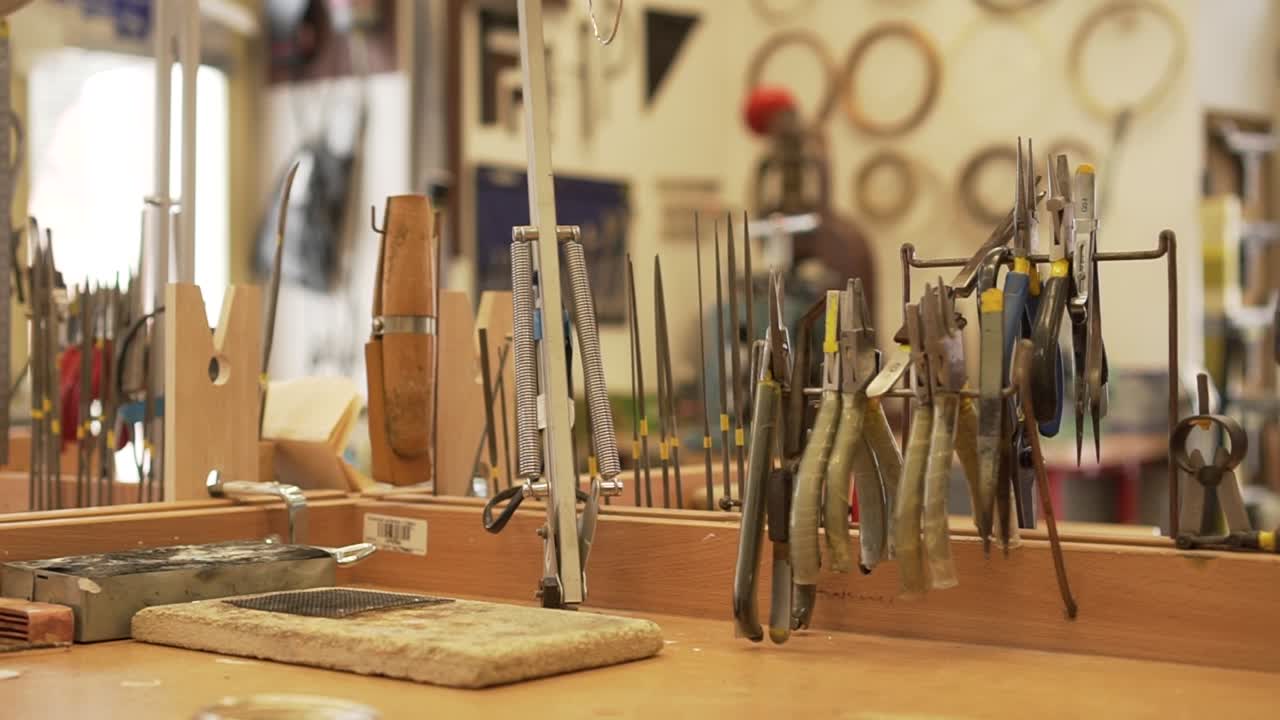 플라이어, 핀셋, 스플리터, 파일 및 기타 도구로 가득 찬 작업실의 세부 사항
