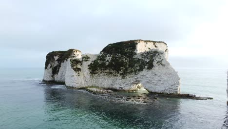 Nahaufnahme-Einer-Drohnenaufnahme,-Die-In-Richtung-Der-Alten-Harry-Felsen-In-Dorset,-England,-Fliegt