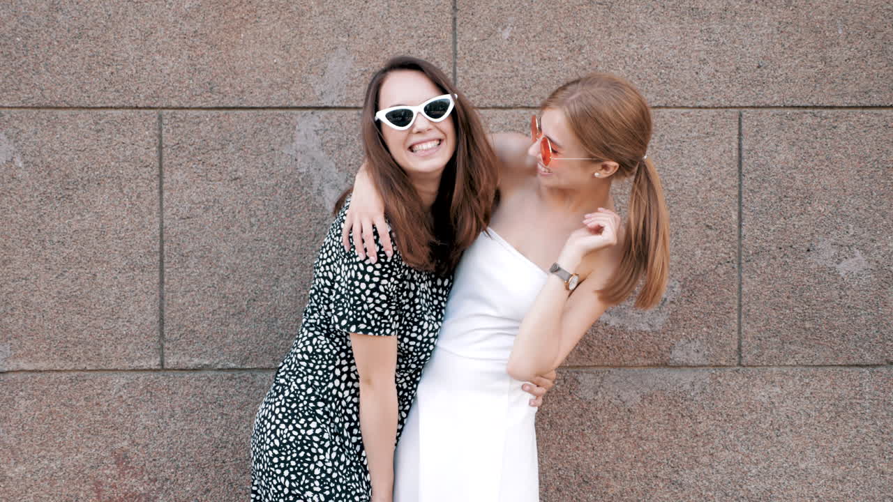 두 친구가 재미있게 놀고 있습니다.