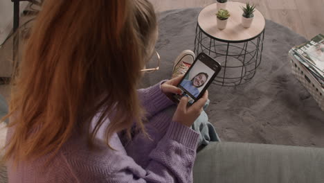 chica insegura editando sus selfies, por encima del hombro, medio