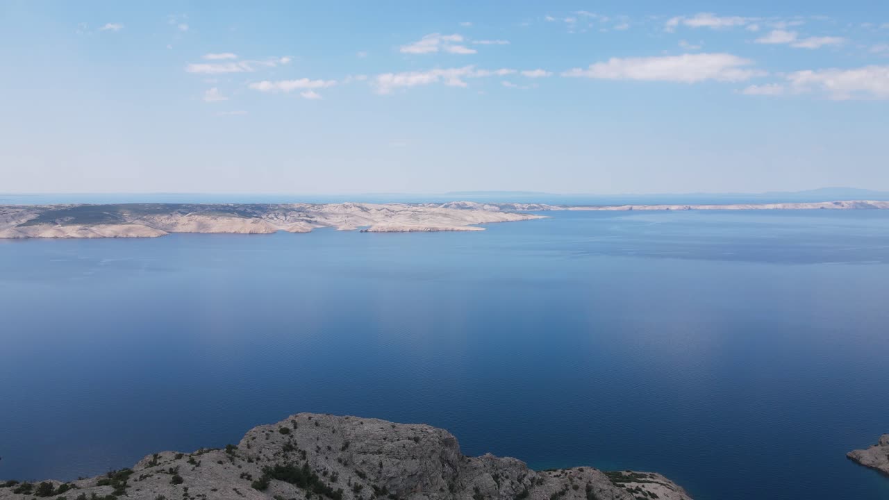 여름 에 크로아티아 의 파그 섬 의 아름다운 해변, 녹색 과 푸른 바 ⁇ 물, 멋진 황량 한 풍경 에 대한 항공 영상