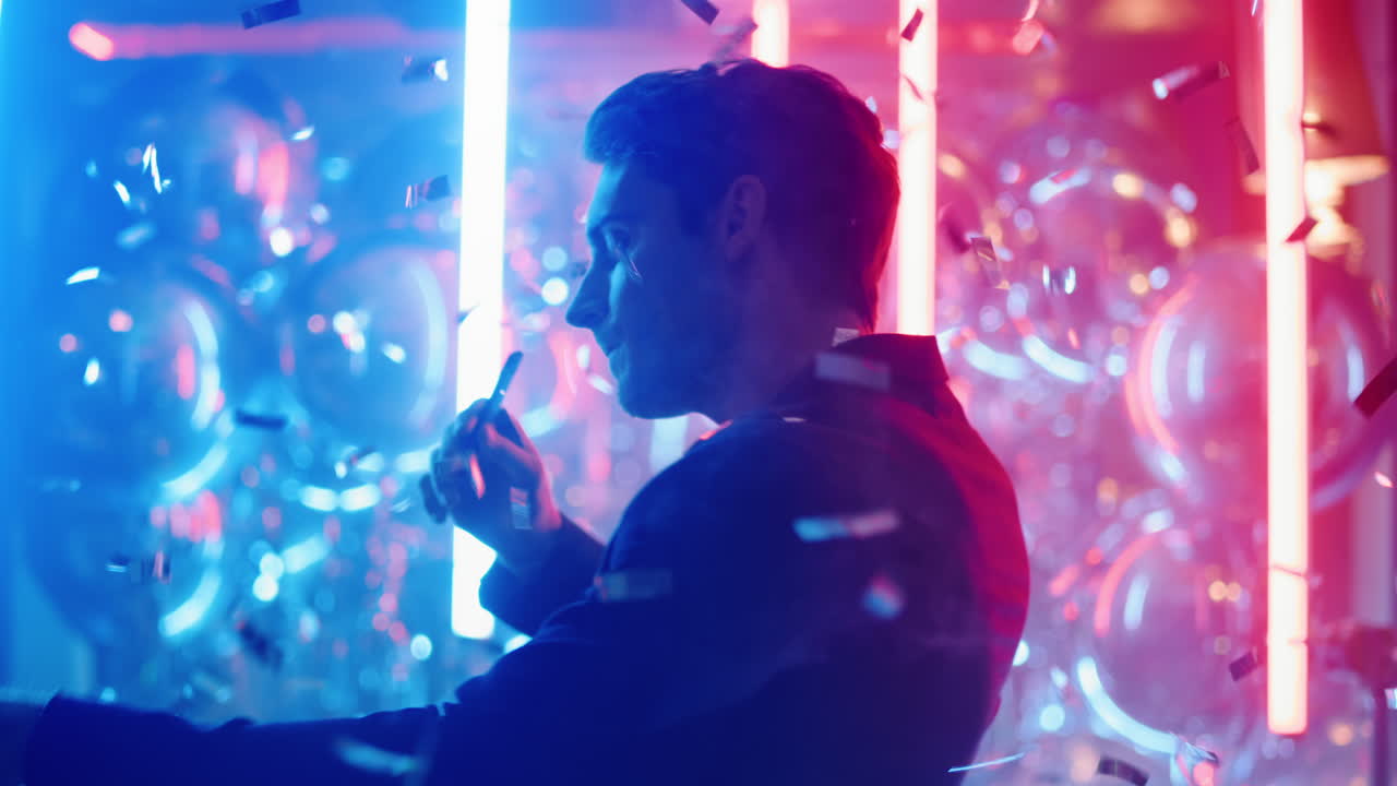 hombre relajado fumando en un club nocturno. hombre bailando con cigarrillo electrónico en una fiesta