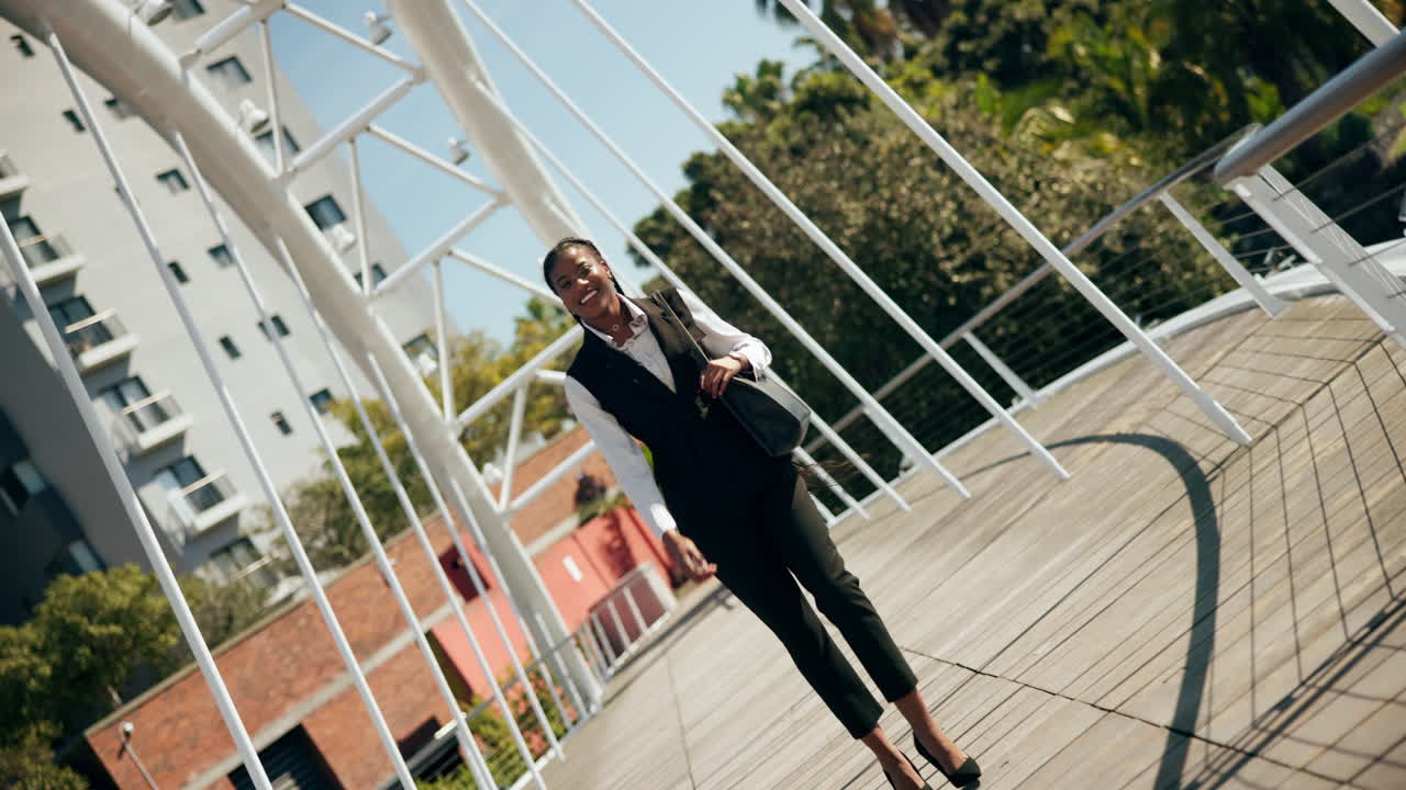 mujer de negocios caminando a través de un puente de la ciudad
