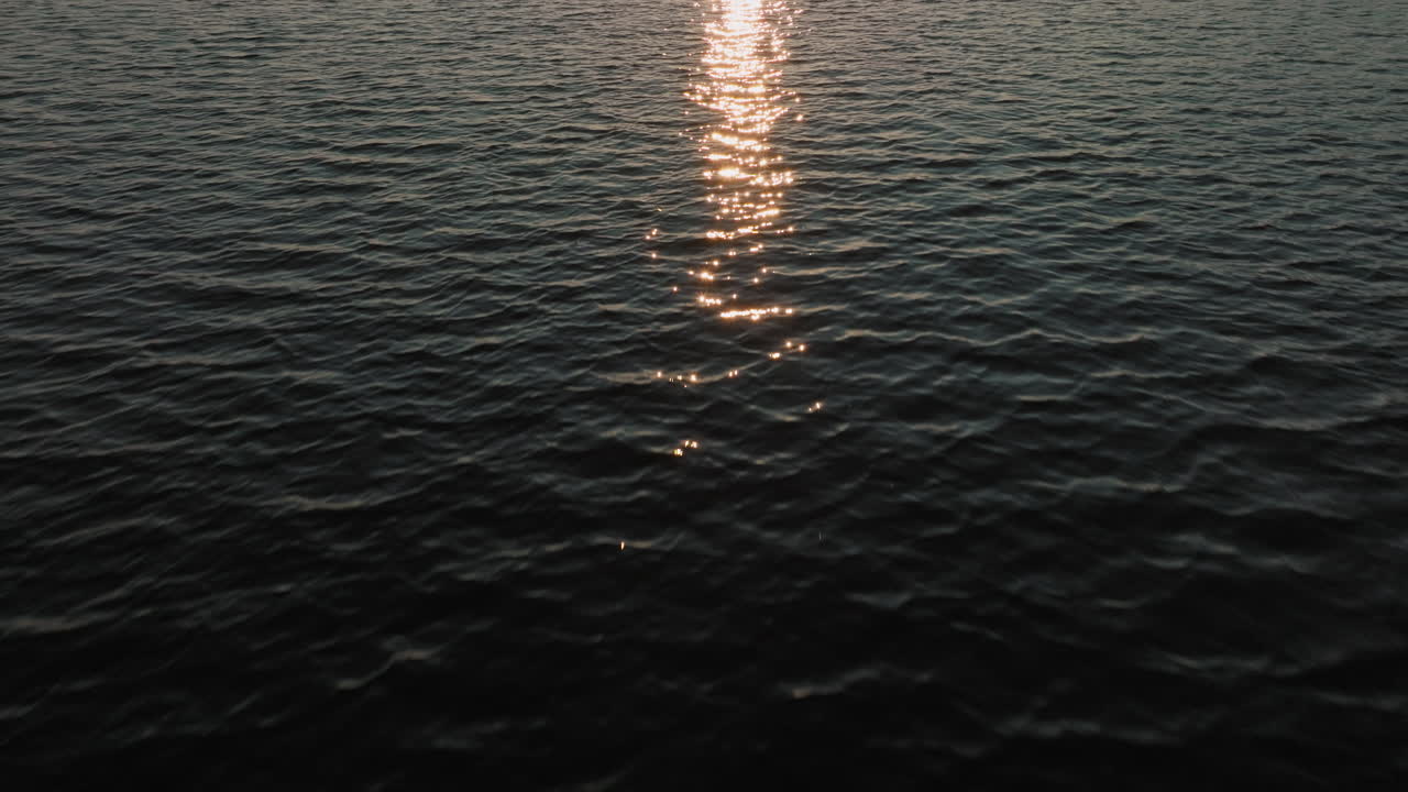 vistas aéreas de un lago al atardecer en carolina del norte
