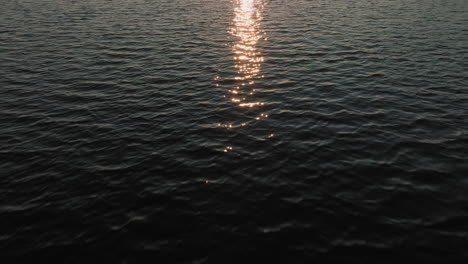 Vistas-Aéreas-De-Un-Lago-Al-Atardecer-En-Carolina-Del-Norte