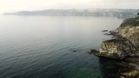 Misty-Seascape-Con-Escarpados-Acantilados-En-Carlyon-Bay-En-La-Costa-Sur-De-Cornwall,-Inglaterra,-Reino-Unido