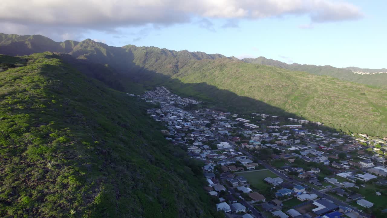 imágenes aéreas panorámicas a la derecha para mostrar una comunidad costera en honolulu hawai ubicada entre las montañas y el océano pacífico