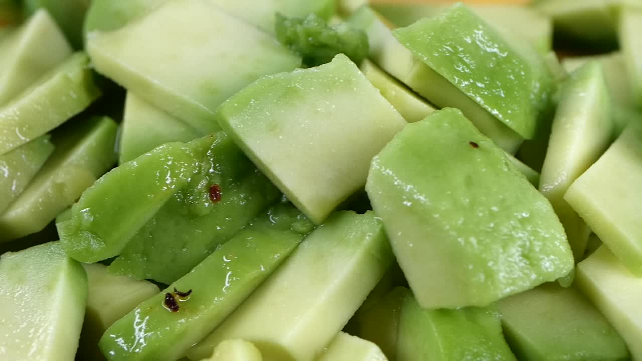 Primo piano di pezzi di frutta e verdura verde appena tagliati