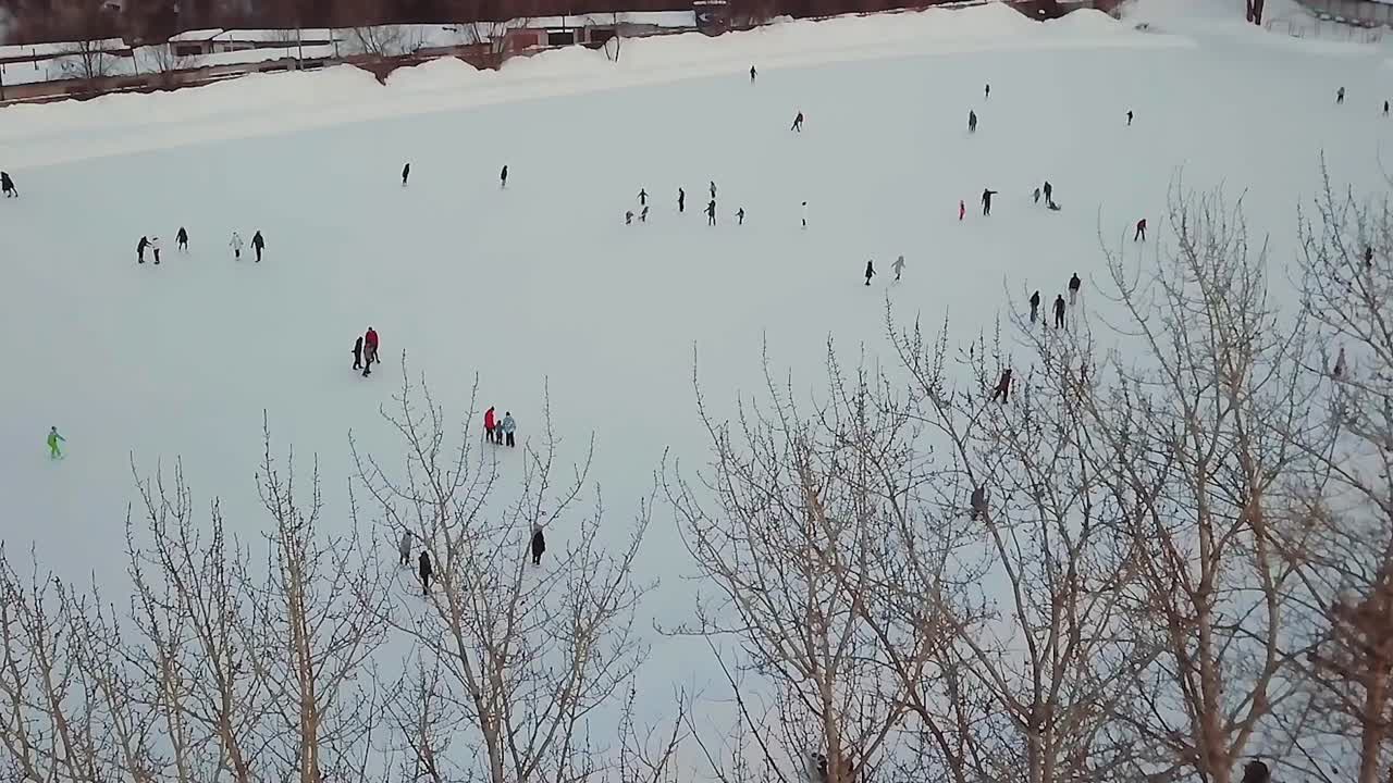 얼어붙은 호수 에서 아이스 스케이팅 을 하는 사람 들