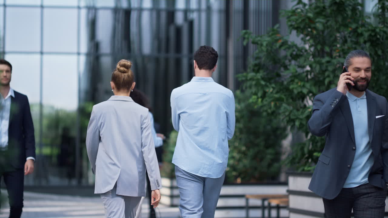 다운타운 거리를  ⁇ 고 있는 기업 직원들. 금융 기업의 아침 일상