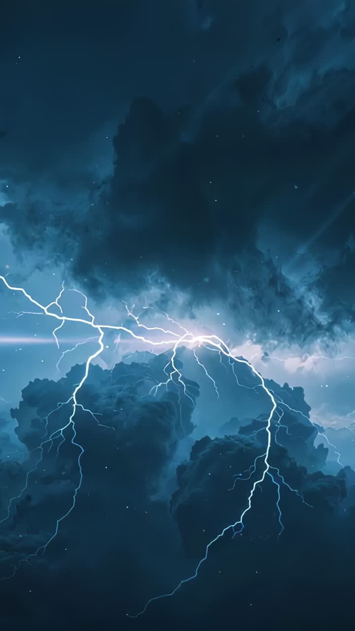 Video verticale: nuvola scolpita carica che rilascia fulmini sull'orizzonte illuminato di notte, durante una tempesta