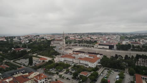 Vista-Aérea-De-Fátima,-Portugal,-Que-Muestra-El-Diseño-De-La-Ciudad-Y-Los-Edificios-Destacados.