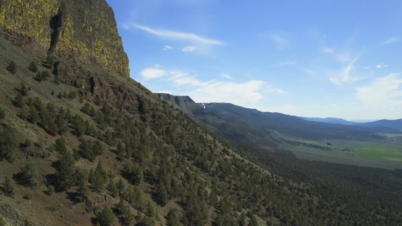 la exuberante ladera verde de abert rim - un monumento majestuoso en el condado de lake, oregon con un paisaje impresionante