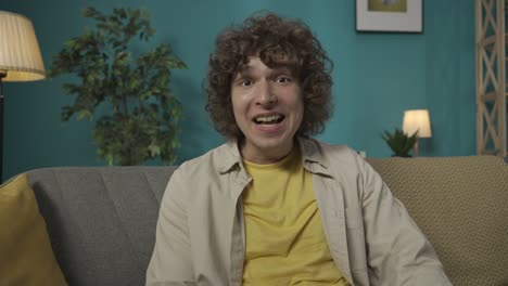 adolescente haciendo una llamada de video