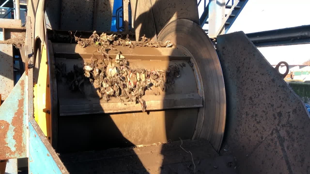 재활용 금속을 분류하는 파쇄기의 회전 자석